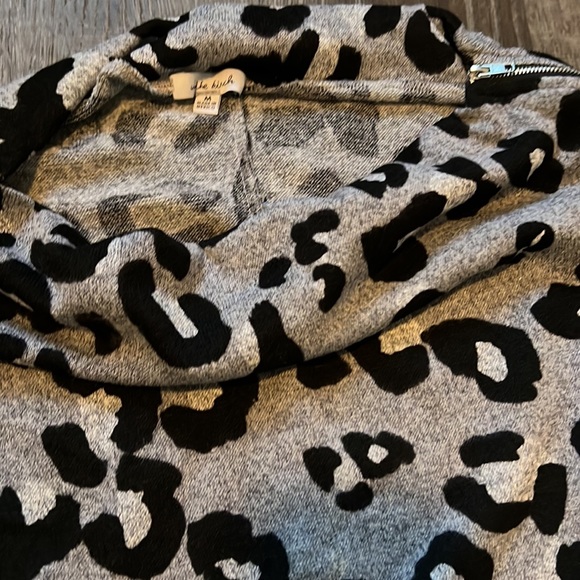 White Birch Cheetah Top M - Picture 2 of 8